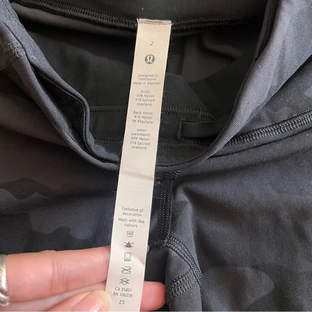 Lululemon Athletica Black Camo Mid Rise Crop Leggings‎ Pockets Yoga Size 2